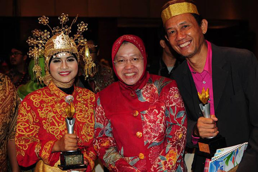 Husnul foto bersama dengan Tri Risma (Walikota Surabaya) di sela-sela acara Indonesia Millenium Development Goals (MDGs) Awards 2013 yang dilaksanakan di Ballroom Jakarta Theater, Sabtu malam 15 Maret 2014. Foto Humas Aceh Besar